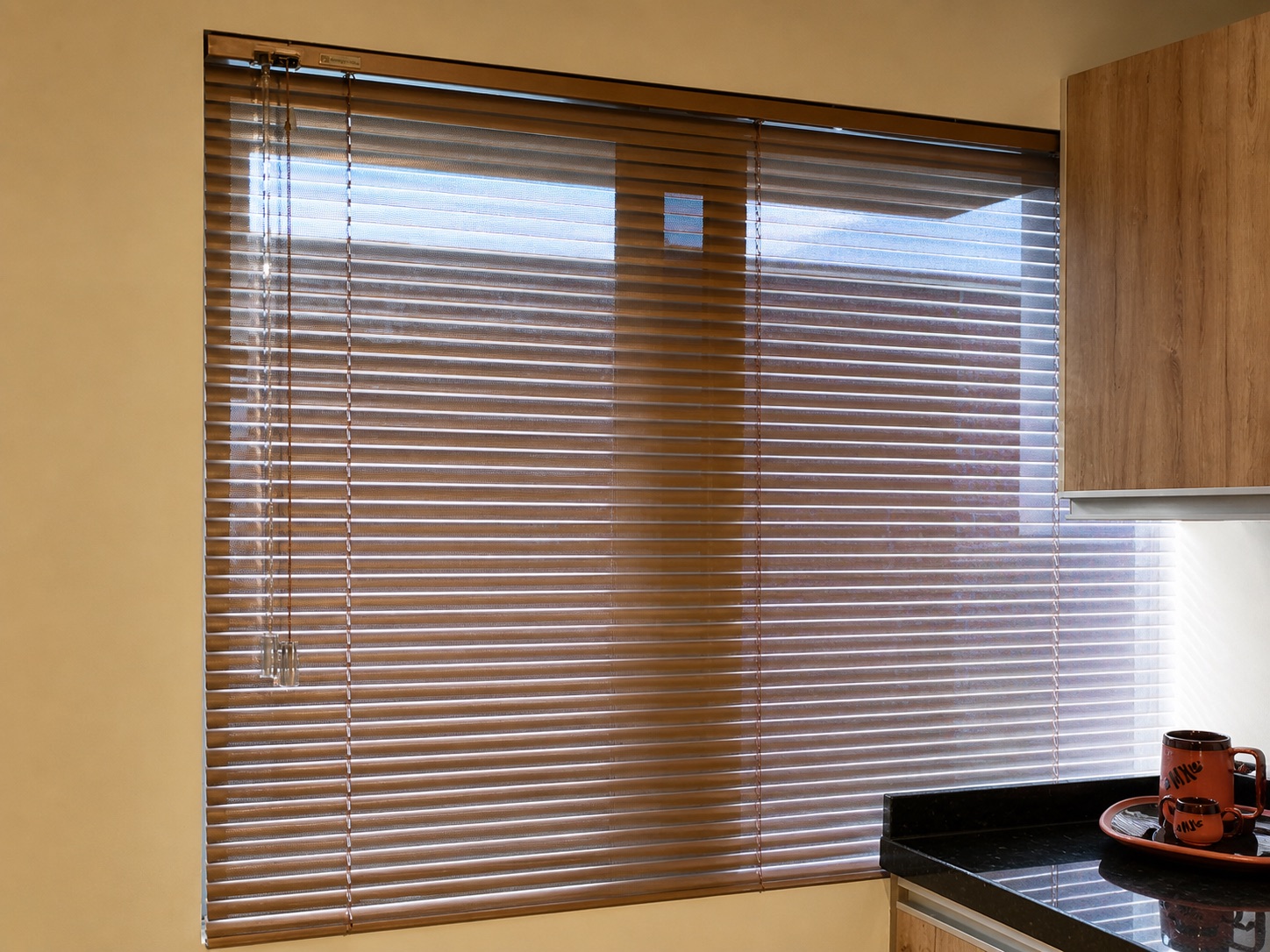 Ventana con minipersianas claras de láminas horizontales