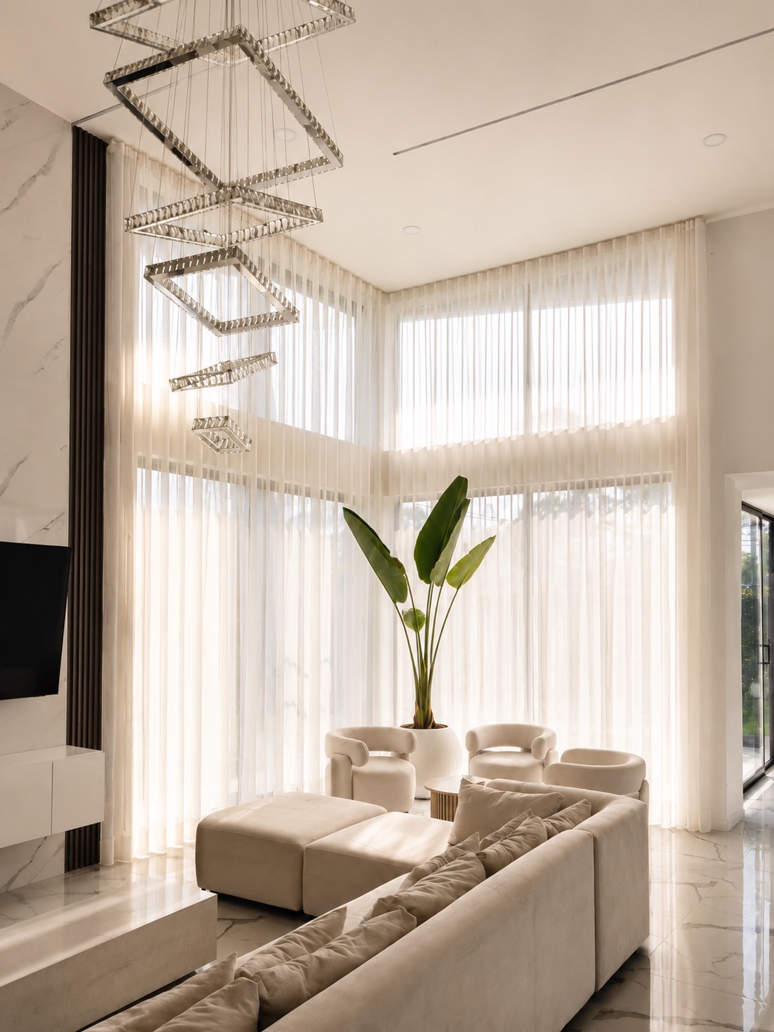 Sala contemporánea con cortinas blancas Onda Serena de piso a techo