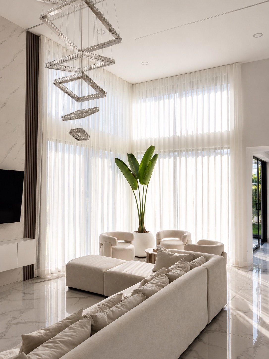Sala cálida con cortinas textiles de piso a techo