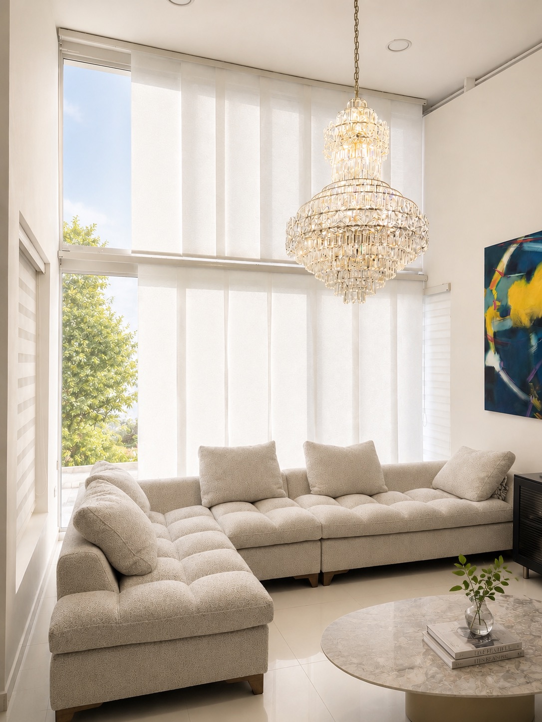 Sala de doble altura con panel japonés blanco instalado en gran ventanal