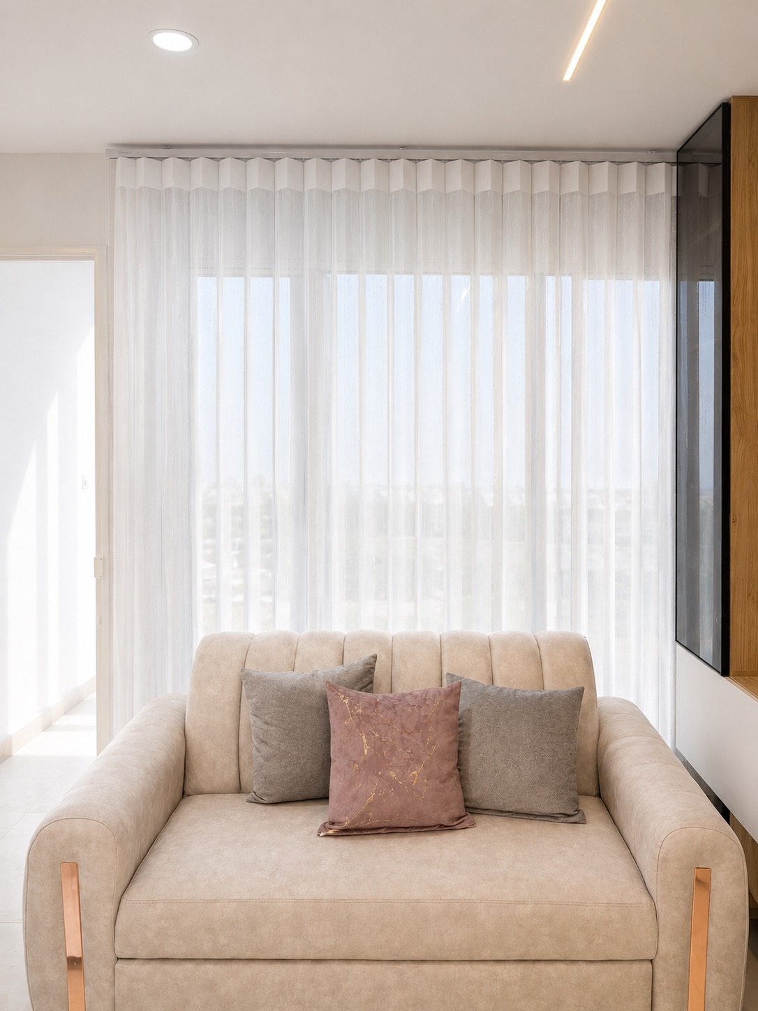 Sala clara con cortina Sheer Classic blanca y franjas uniformes