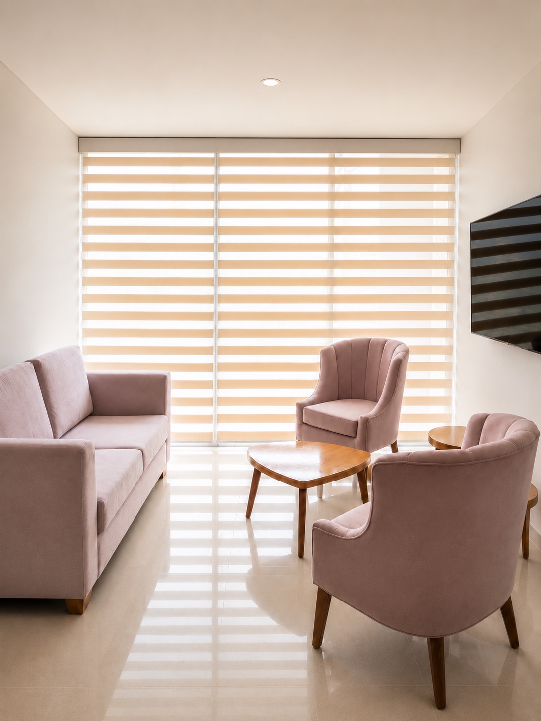 Comedor contemporáneo con cortinas Sheer Elegance claras instaladas a medida