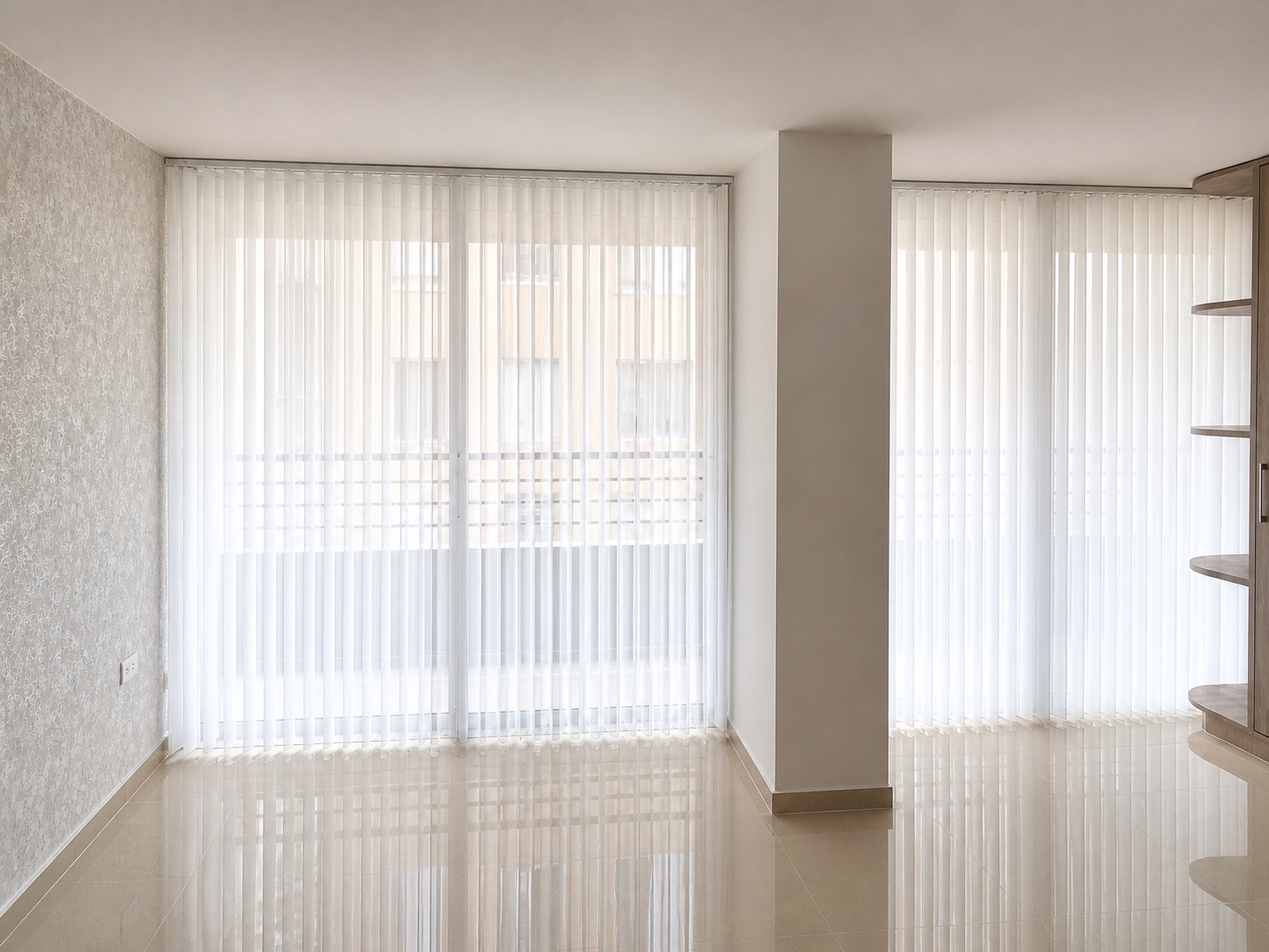 Sala luminosa con cortinas Sheer Vertesse de lamas verticales claras