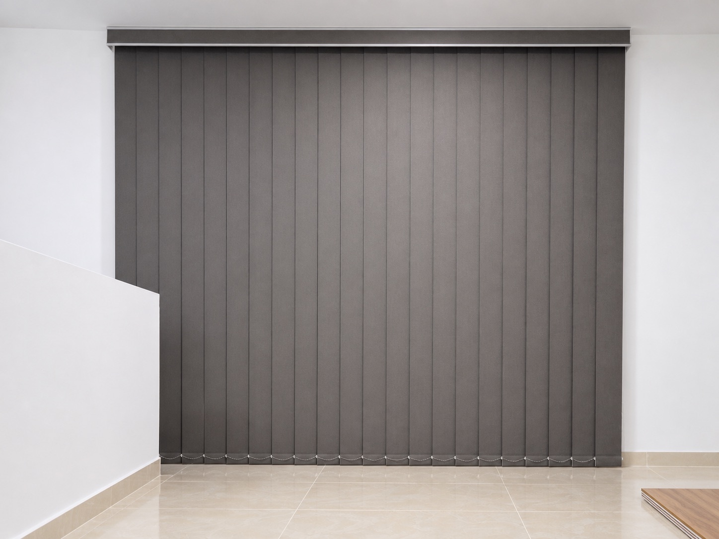 Ventanal amplio con cortinas verticales claras instaladas a medida
